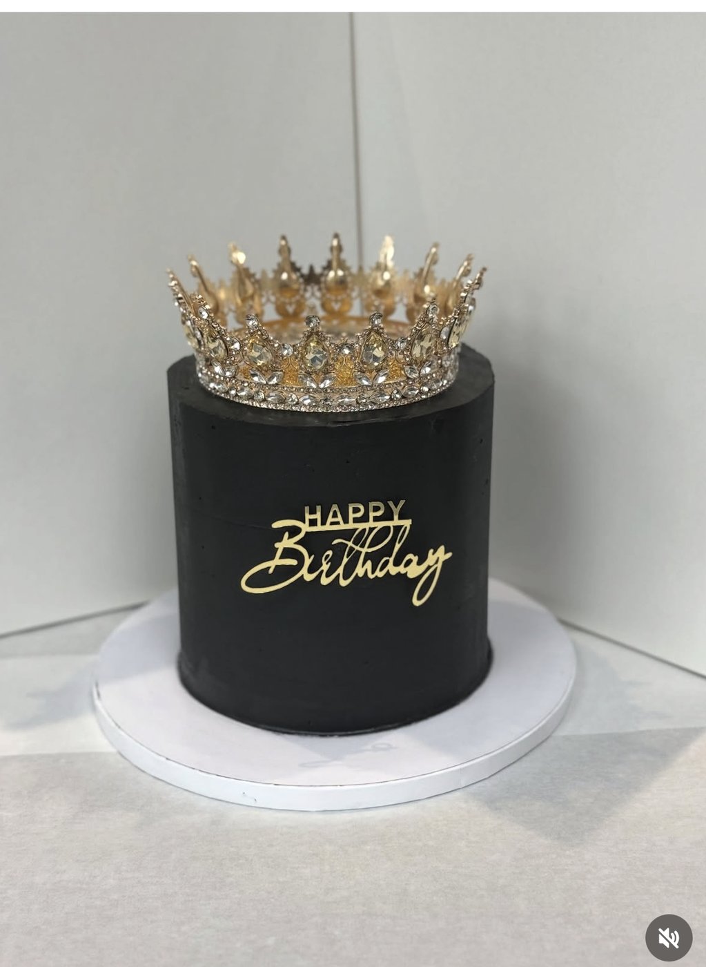Gâteau noir surmonté d'une couronne dorée