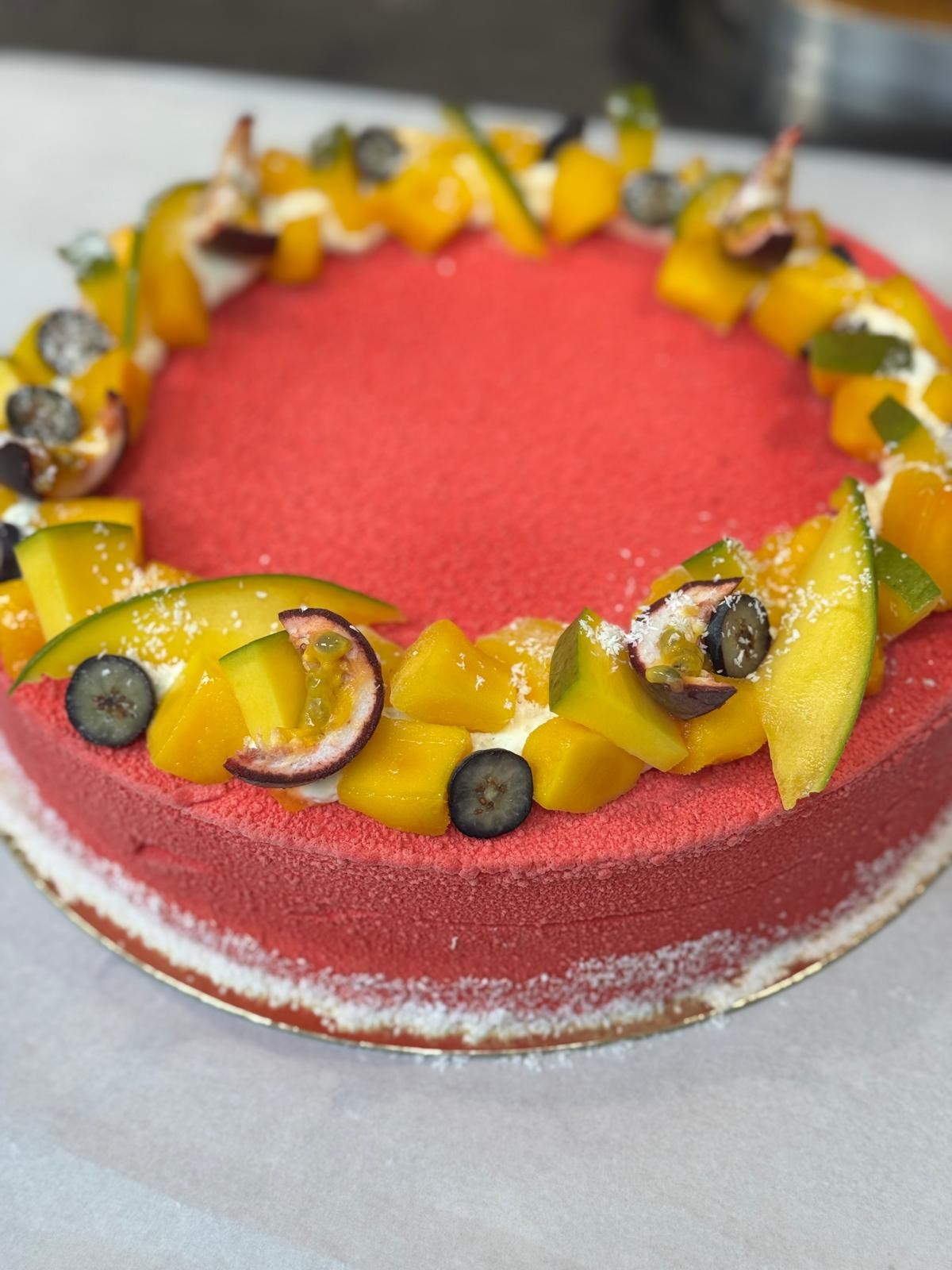 Entremet glaçage rouge et fruits