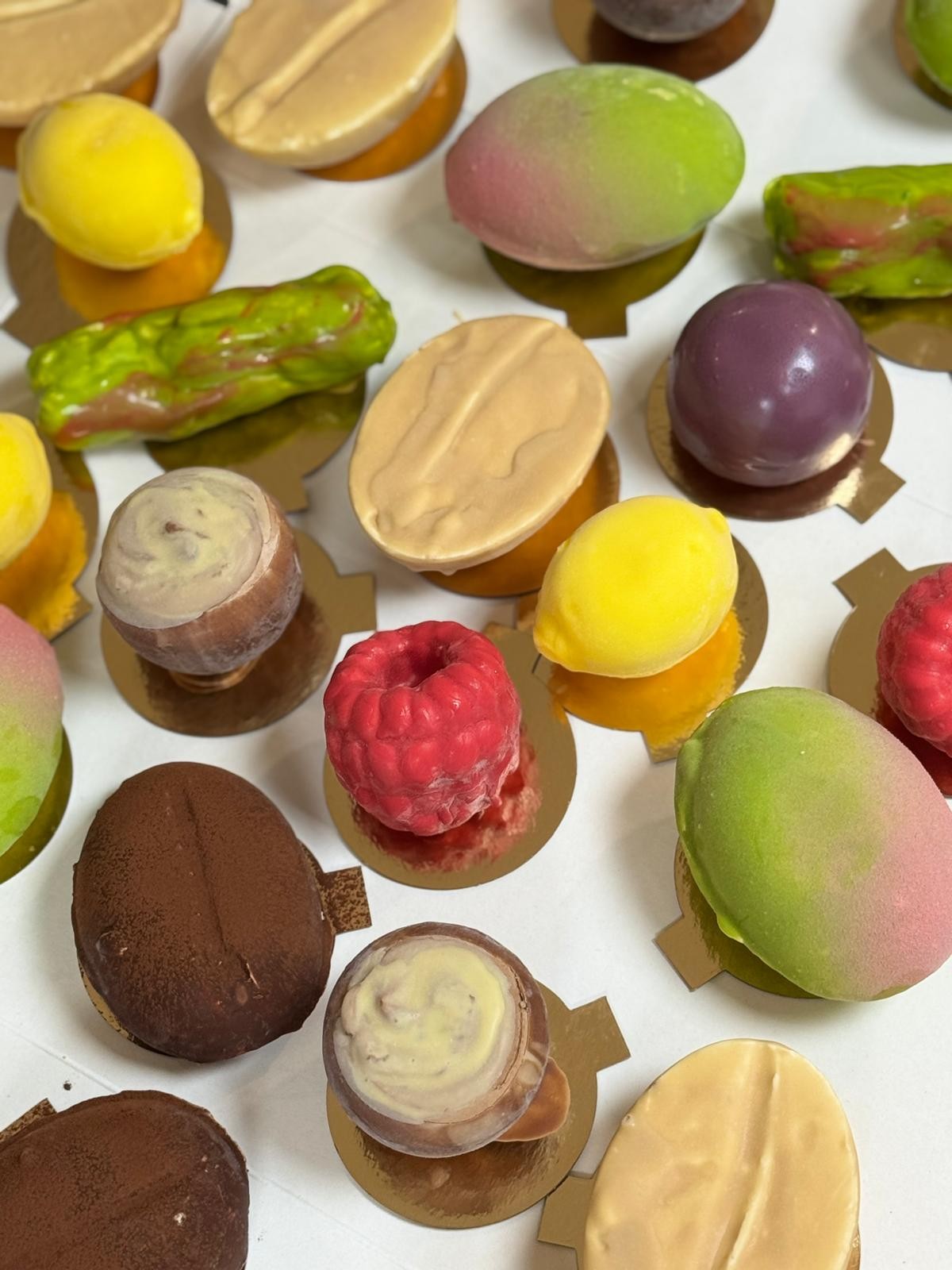 Mignardises chocolatées en forme de fruits