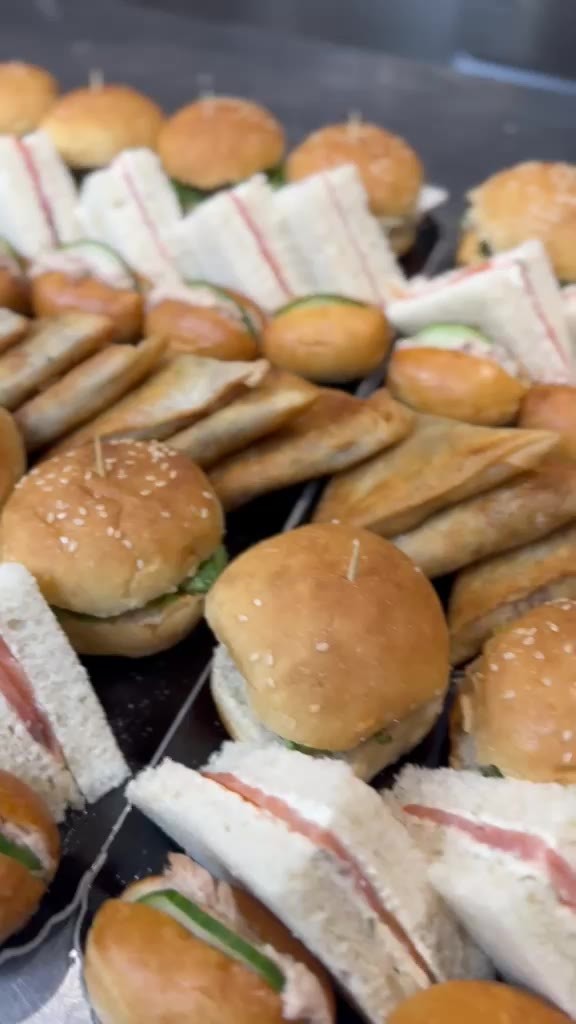 Plateau de sandwichs et mignardises salées